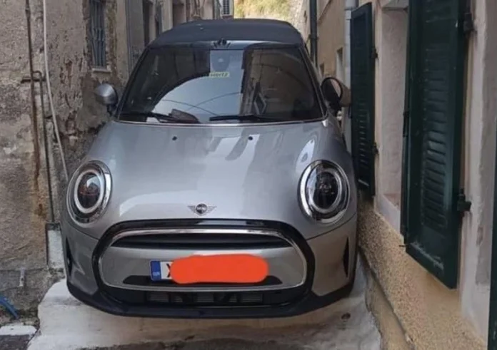 Οδηγός σφήνωσε με το αυτοκίνητό του σε σοκάκι. Σε ποιο ελληνικό νησί σημειώθηκε το απίστευτο περιστατικό